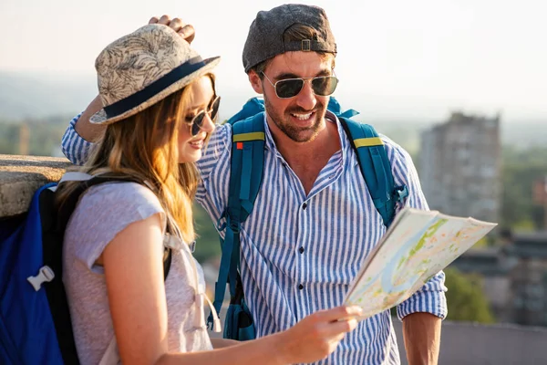 Feliz Pareja Sonriente Ciudad Turística Vacaciones Con Mapa Gente Viaja — Foto de Stock