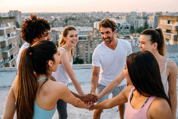 Grupo Personas Felices Forma Amigos Haciendo Ejercicio Juntos Aire Libre — Foto de Stock