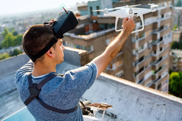 Fiatal Férfi Drón Virtuális Valóság Néző Szabadban — Stock Fotó