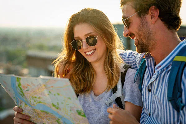 Feliz Pareja Sonriente Ciudad Turística Vacaciones Con Mapa Gente Viaja — Foto de Stock
