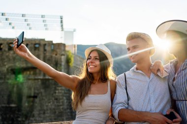 Seyahat ve yaz tatilinin tadını çıkaran mutlu bir grup genç arkadaş.