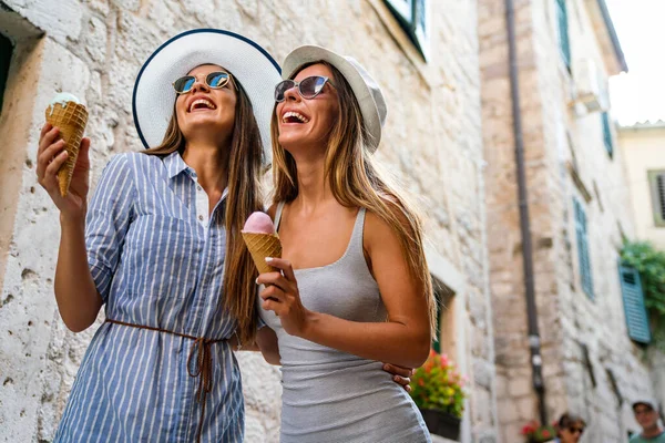 Gülen Kızlar Yaz Tatilinin Tadını Çıkarırken Dondurma Yiyorlar Seyahat Eden — Stok fotoğraf