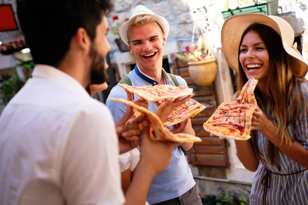 Gente Feliz Comiendo Comida Rápida Ciudad Mientras Viaja Divierte — Foto de Stock