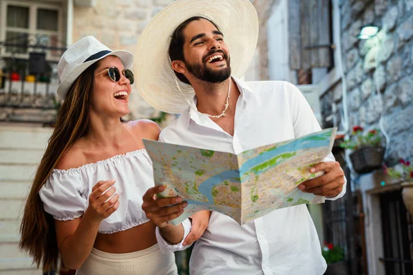 Yaz Tatili Flört Turizm Konsepti Haritayla Gülümseyen Çift Seyahatin Tatilin — Stok fotoğraf