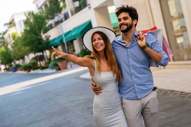 Yaz tatilinin tadını çıkaran genç bir çiftin açık hava çekimi. Heyecanlı insanlar eğleniyor ve alışveriş yapıyor..