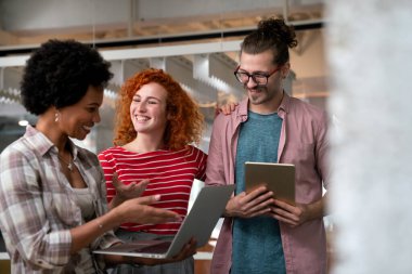 IT şirketinde işbirliği yapan programcılar uygulama geliştiriyor. Halkın iş yeri ofis çeşitliliği kavramı