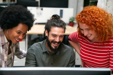 Gülümseyen çeşitli meslektaşlar toplantı odasında toplanmış mali istatistikleri tartışıyorlar. Mutlu çok ırklı iş arkadaşları ofis toplantılarında işbirliği yaparken eğleniyorlar. Takım çalışması konsepti.