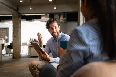 Ofiste dijital tablet kullanan başarılı bir iş adamının portresi. İş adamları teknoloji kavramında çalışır