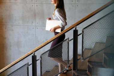 Güzel yönetici iş kadını, CEO, iş arkadaşı, iş yerindeki girişimci.