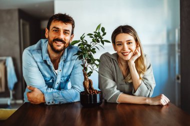 Onunla ilgili her şeyi seviyorum. Güzel, genç bir çift, kaynaşıyor ve gülümsüyor. Çiçekli, çevreci, gülen bir çift.