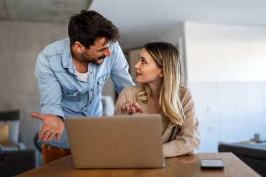 Modern ev ofisinde çalışan birkaç genç tasarımcı, dizüstü bilgisayarla eğlenceli projeleri tartışan iki iş arkadaşı, gülümseyen ve birlikte bilgisayara bakan küçük bir iş adamı takımı, kütüphanedeki öğrenciler.