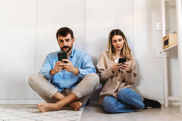 Paar Das Süchtig Nach Smartphones Ist Ignoriert Einander Hause Beziehungsprobleme — Stockfoto