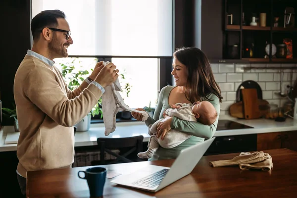 İnternetten alışveriş. Küçük çocuklu genç bir aile internette bir şeyler satın alıyor..