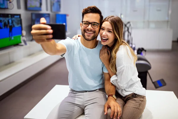 Gülümseyen Genç Çift Akıllı Telefonu Birlikte Kullanırken Eğleniyor Mutlu Beyaz — Stok fotoğraf