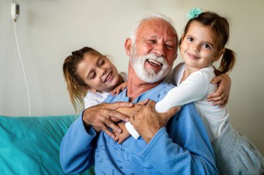 Mutlu büyükbaba ve torunları birlikte eğleniyor ve gülüyorlar. Aile, destek, eğlence konsepti