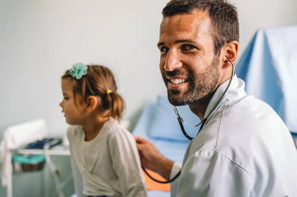 Médico Sorridente Examina Uma Criança Com Estetoscópio Sala Exame Cuidados — Fotografia de Stock