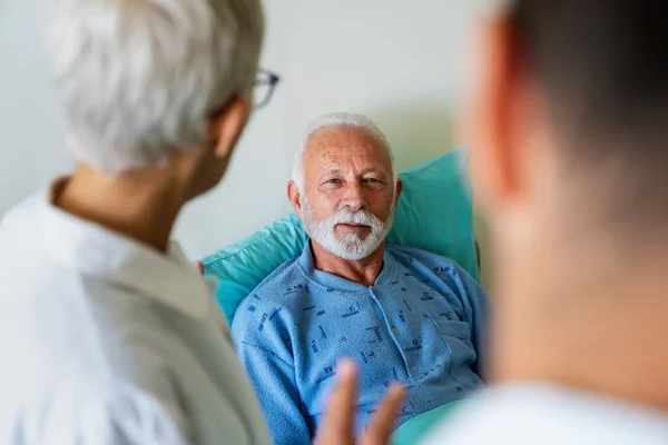 Doctors Consulting Mature Man Patient Hospital Healthcare People Insurance Concept — Stock Photo, Image