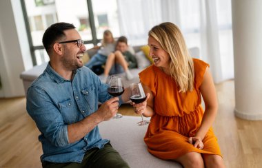 Birbirini seven genç bir çiftin portresi. Birbirlerine sarılıyorlar ve birlikte romantik zaman geçiriyorlar..