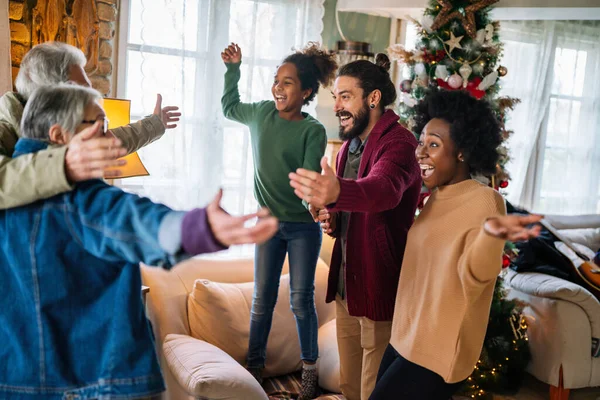 Aufgeregt Grüßt Die Multiethnische Familie Die Großeltern Ersten Weihnachtsfeiertag Mehrgenerationenglückliche — Stockfoto