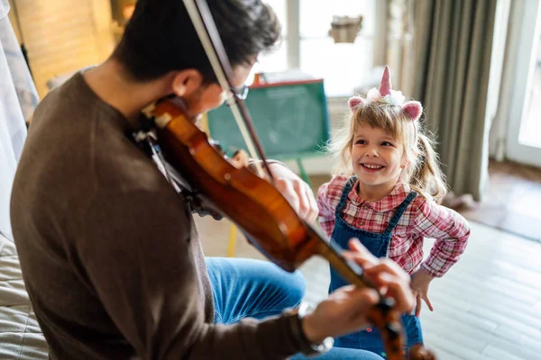 Família Feliz Pai Filha Tocando Instrumento Juntos Homem Adulto Tocando — Fotografia de Stock