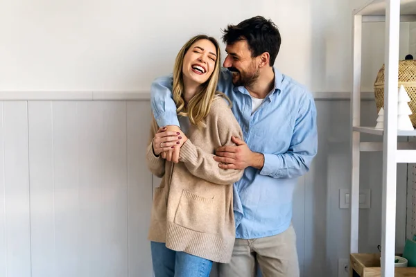 一种爱的关系美丽的夫妻拥抱在一起 在家里玩得很开心 人们相信爱情幸福的概念 — 图库照片
