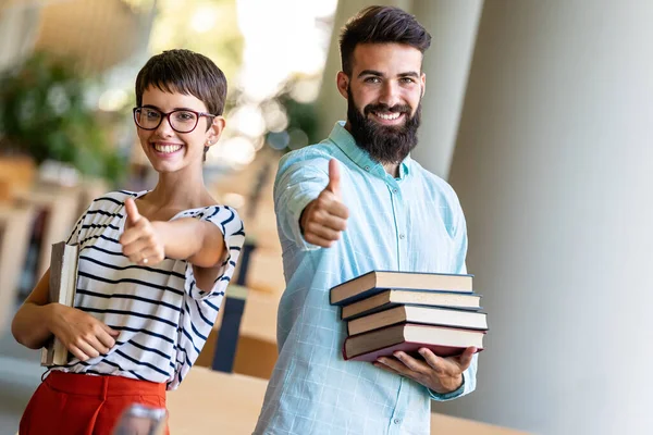 Μαθητές Σπουδάζουν Στη Βιβλιοθήκη Νέοι Επιτυχημένοι Άνθρωποι Περνούν Χρόνο Μαζί — Φωτογραφία Αρχείου