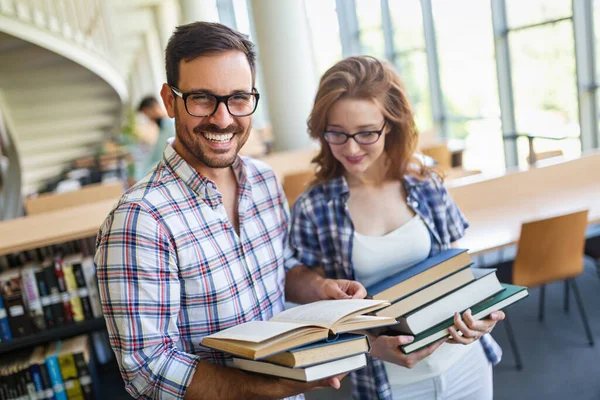 Gelukkige Groep Studenten Die Studeren Samenwerken Een Universiteitsbibliotheek Onderwijs Mensen — Stockfoto