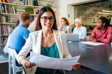 Bir grup başarılı, çoklu etnik çeşitliliğe sahip iş adamı toplantıda takım olarak çalışıyor. Finans mimarı tasarım konsepti