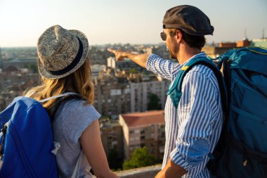 Sırt çantalı ve yaz tatilinde şehri gezen genç turist portresi..