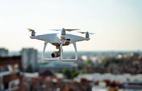 Nahaufnahme Weißer Drohnen Quadrocopter Mit Digitalkamera Freien — Stockfoto
