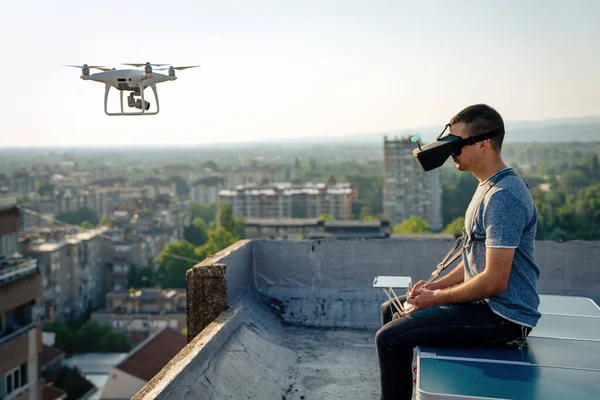 在户外看到无人驾驶飞机和虚拟现实的年轻人 — 图库照片