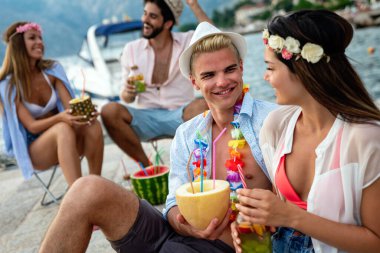 Plajda kokteyl içen bir grup genç arkadaş yaz tatilinde eğleniyorlar. İnsanlar seyahat konsepti