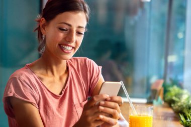 Çalışmak, çalışmak ya da sosyal medya için akıllı telefon kullanan mutlu bir kadının portresi. İnsan teknolojisi bağlantı kavramı