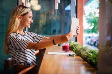 Çalışmak, çalışmak veya sosyal medya için dijital tablet kullanan mutlu bir kadın portresi. İnsan teknolojisi bağlantı kavramı