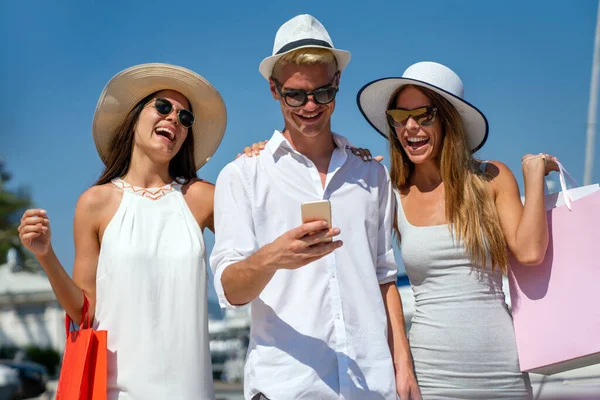智能手机 友谊和人的概念 微笑的朋友 享受购物的乐趣 — 图库照片