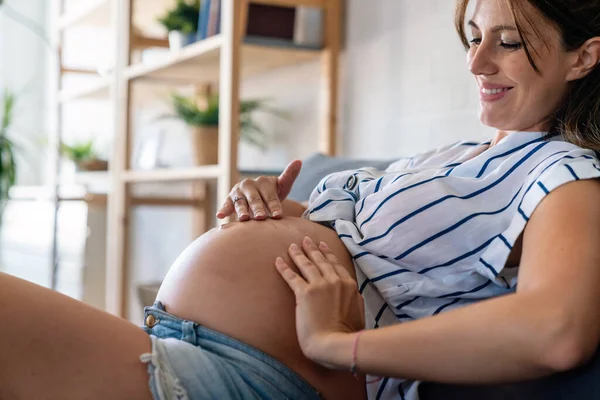Těhotenství Odpočinek Lidé Koncepce Očekávání Šťastná Krásná Těhotná Žena Dotýká — Stock fotografie