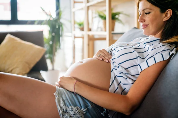 Беременность Отдых Люди Концепция Ожидания Счастливая Красивая Беременная Женщина Прикасается — стоковое фото