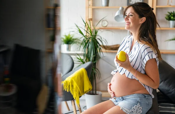 Výživa Strava Během Těhotenství Těhotná Mladá Žena Věnuje Pozornost Zdravému — Stock fotografie