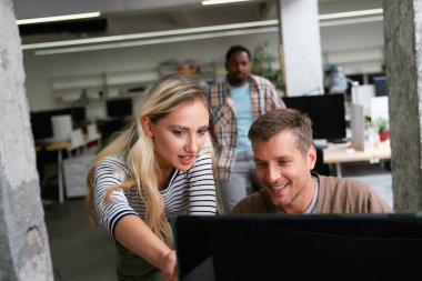 İş çözümleri, teknoloji ve strateji kavramı. Ofiste çalışan ve beyin fırtınası yapan meslektaşlar. Bir grup genç yaratıcı girişimci iş adamı takım olarak çalışıyor.