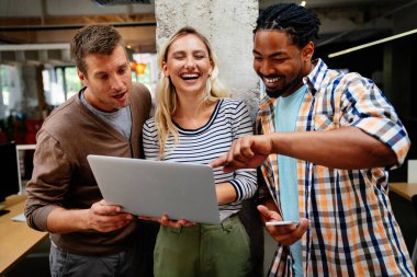 Yazılım mühendisleri şirkette proje ve programlama üzerinde çalışan insanlar. İş adamları konsepti