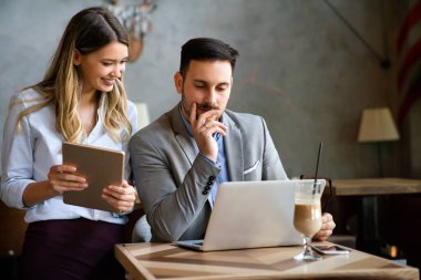 Bir grup mutlu, etnik çeşitlilikte başarılı iş adamı kafede eğleniyor ve buluşuyor..