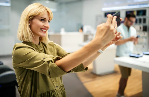 Close Young Female Tech Store Exploring New Smart Phone Digital — Stock Photo, Image