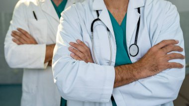 Sağlık çalışanları, koronavirüs, covid-19 salgını ve sigorta konsepti. Sakallı erkek doktor, hastaları tedavi etmeye hazır.
