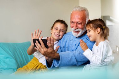 Mutlu gülüşler büyükbaba oynuyor, torunlarıyla birlikte eğleniyor. Aile, aşk konseptini destekle.