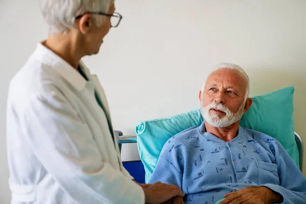 医生在医院病床上咨询老年病人 谈谈现代临床背景下的诊断和治疗 保健和医疗保险概念 — 图库照片