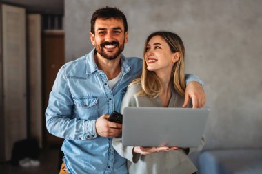 Modern ev ofisinde çalışan birkaç genç tasarımcı, dizüstü bilgisayarla eğlenceli projeleri tartışan iki iş arkadaşı, gülümseyen ve birlikte bilgisayara bakan küçük bir iş adamı takımı, kütüphanedeki öğrenciler.