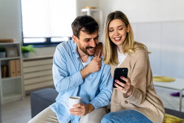 Jovem Casal Feliz Mulher Homem Abraçando Usando Smartphone Juntos Sorrindo — Fotografia de Stock