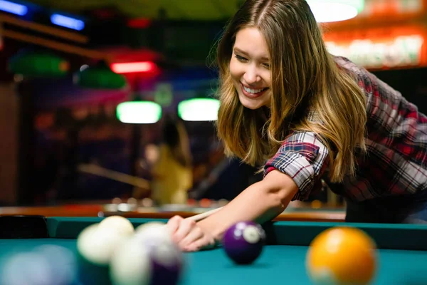 Young Beautiful Girl Playing Billiards Pleasant Pastime Rest Fun Entertainment — Stockfoto