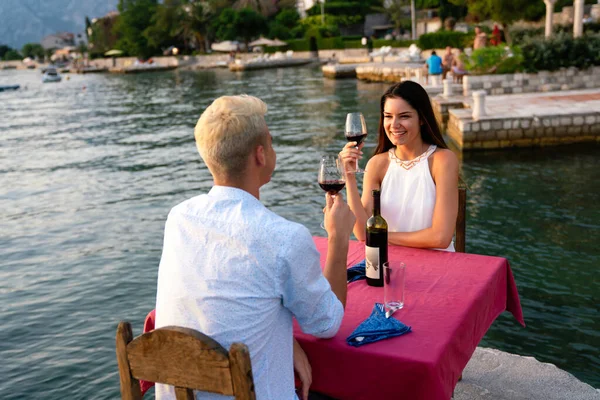Couple Amoureux Boire Vin Champagne Lors Dîner Romantique Coucher Soleil — Photo