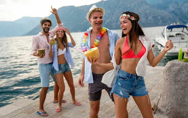 Grupo Multirracial Amigos Disfrutando Vacaciones Verano Con Cócteles Concepto Amistad — Foto de Stock